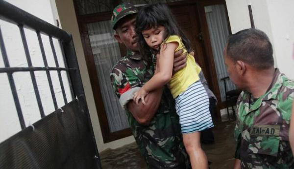 TNI Evakuasi 2.000 Warga Korban Banjir Jakarta Utara