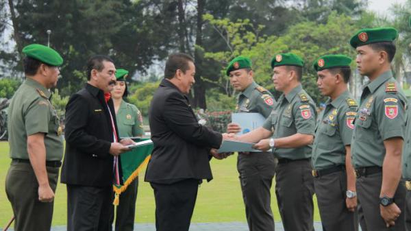 BNN Berikan Penghargaan ke Prajurit TNI Pembongkar Celana Dalam Berisi Sabu