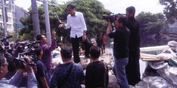 Di Entikong, Jokowi Berjanji Bangun Perbatasan