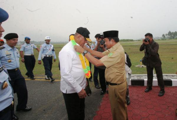 Menhan Tinjau Alutsista TNI di Natuna